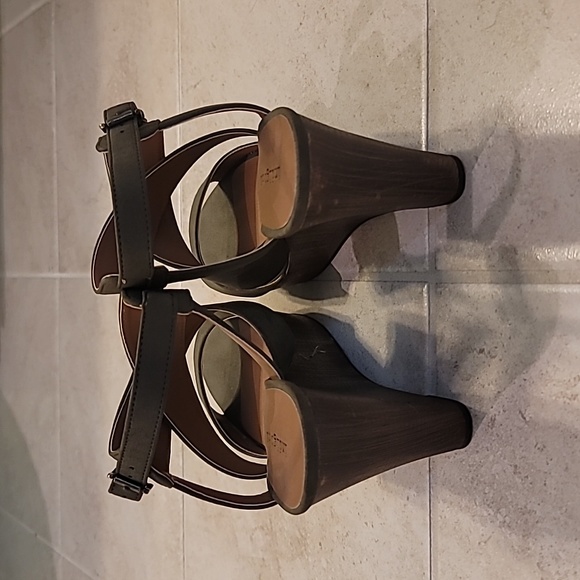 Sandals - Picture 3 of 3